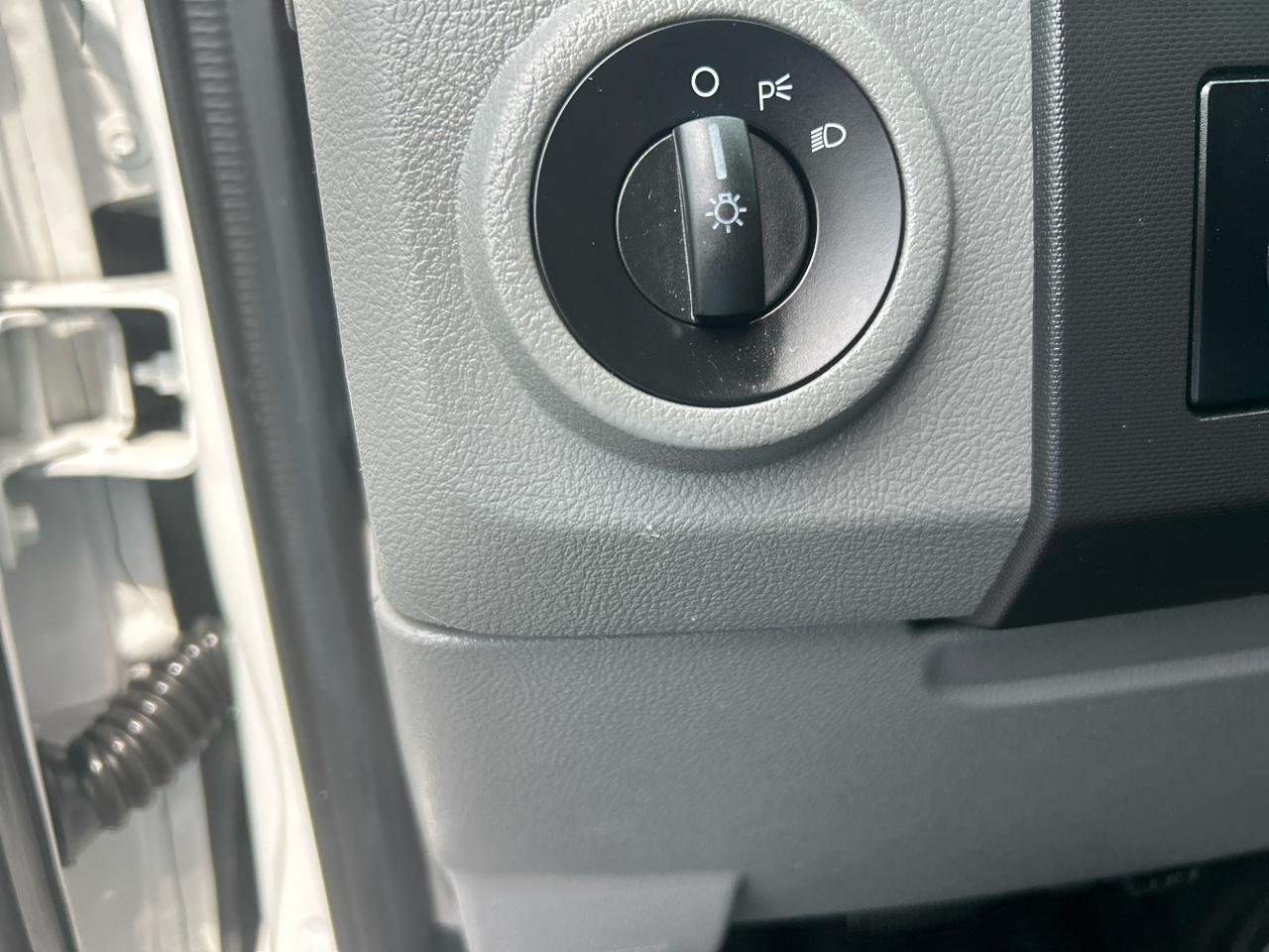 Ford Econoline Commercial Cutaway E-350 Super Duty 138" 5-Spd SRW 2012