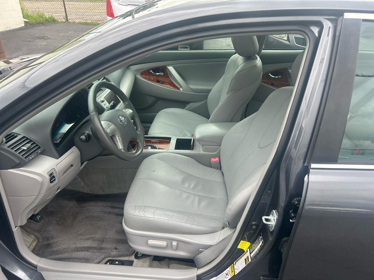 Toyota Camry 4dr Sdn I4 Man LE (Natl) 2011