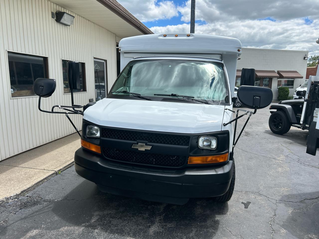 Chevrolet Express Commercial Cutaway RWD 3500 139" WB Work Van 2011