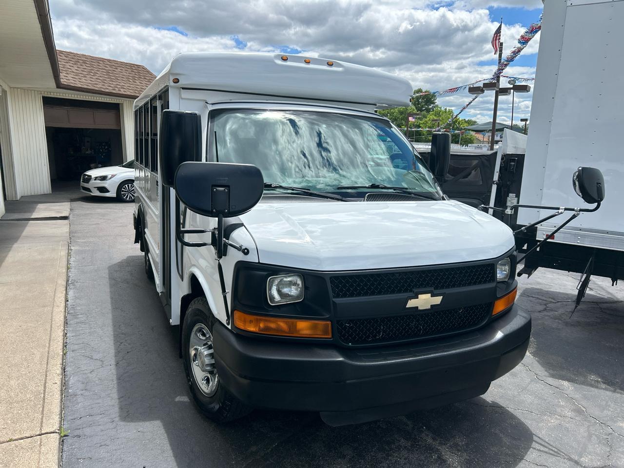 Chevrolet Express Commercial Cutaway RWD 3500 139" WB Work Van 2011