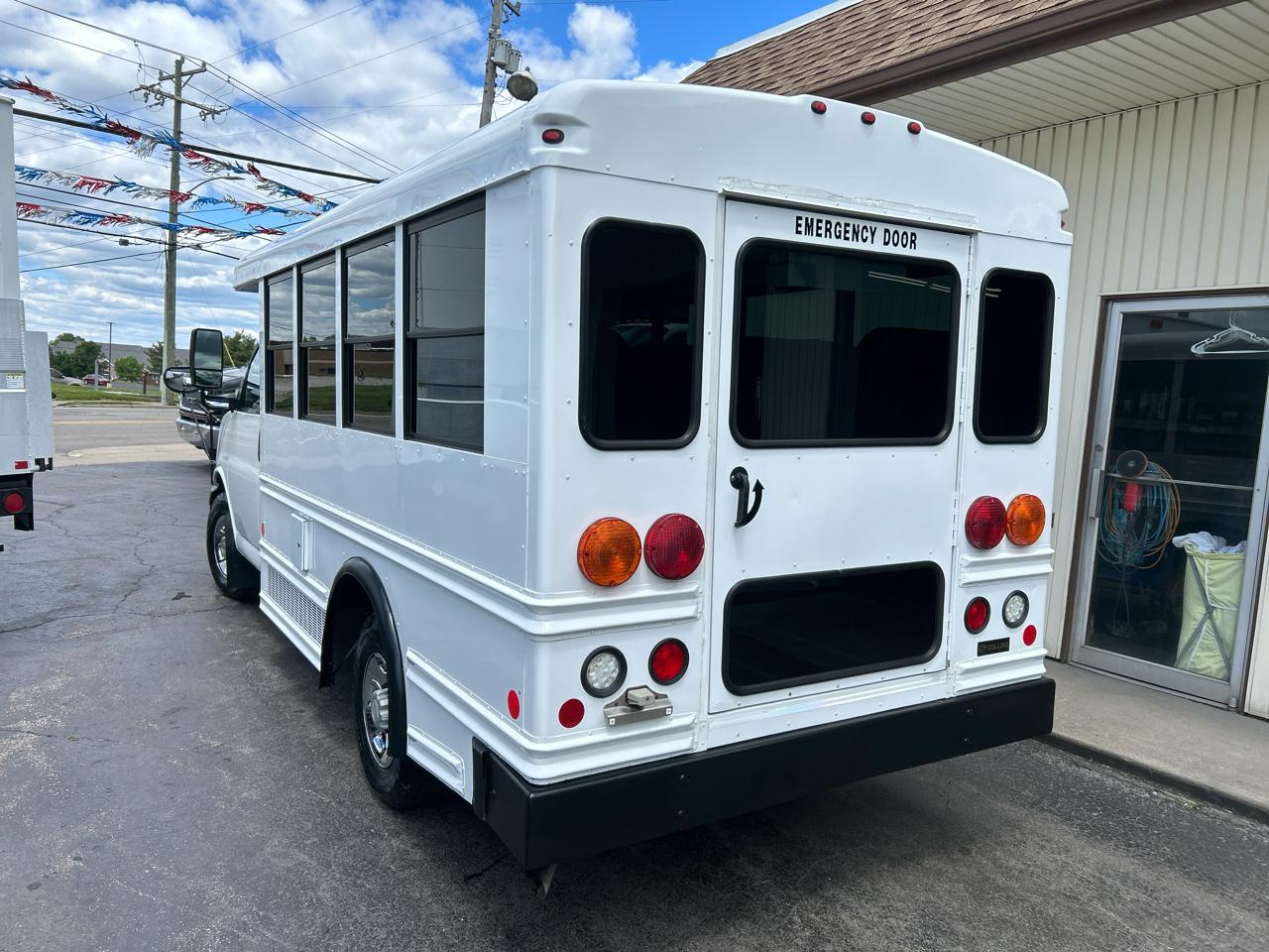 Chevrolet Express Commercial Cutaway RWD 3500 139" WB Work Van 2011