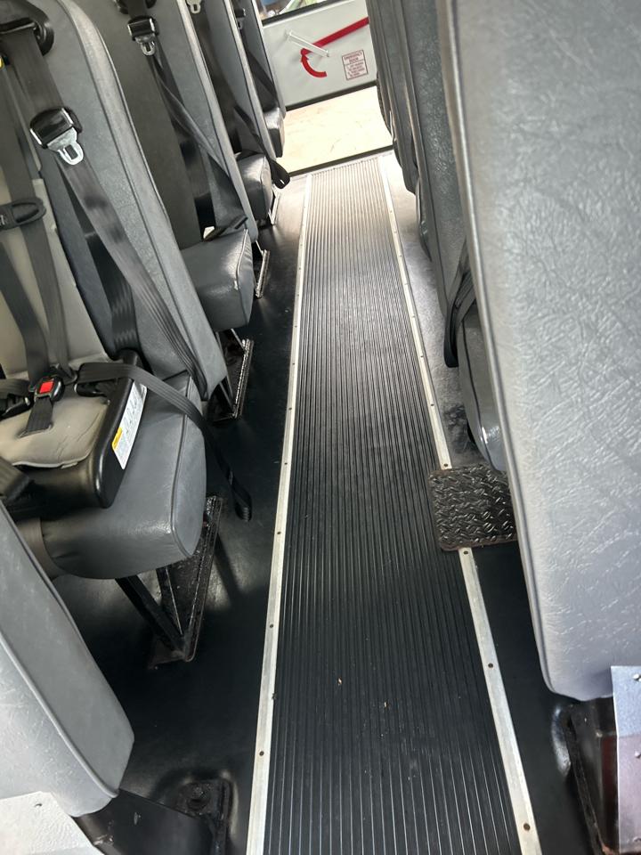 Chevrolet Express Commercial Cutaway RWD 3500 139" WB Work Van 2011