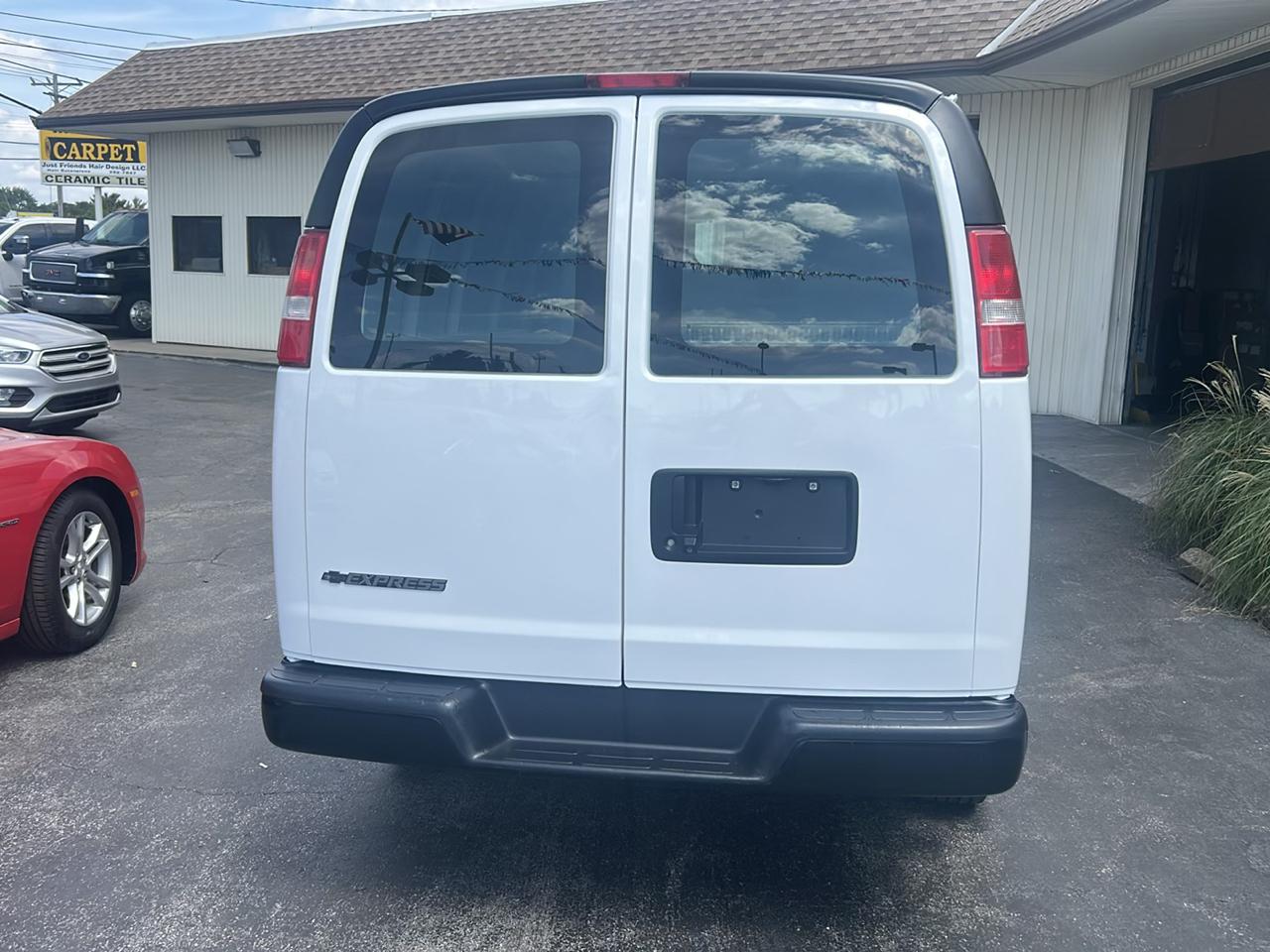 Chevrolet Express Cargo Van RWD 2500 135" 2018
