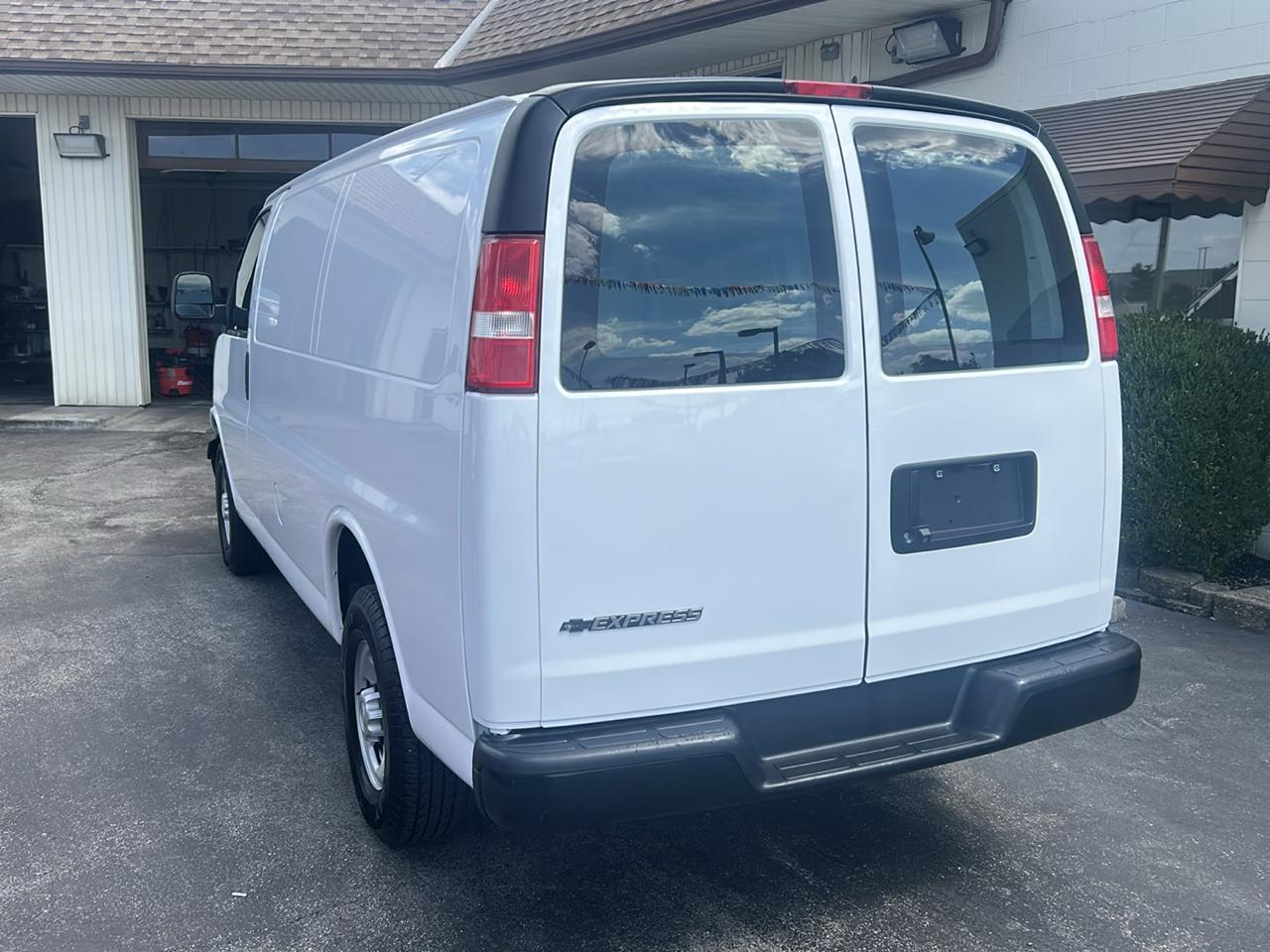 Chevrolet Express Cargo Van RWD 2500 135" 2018