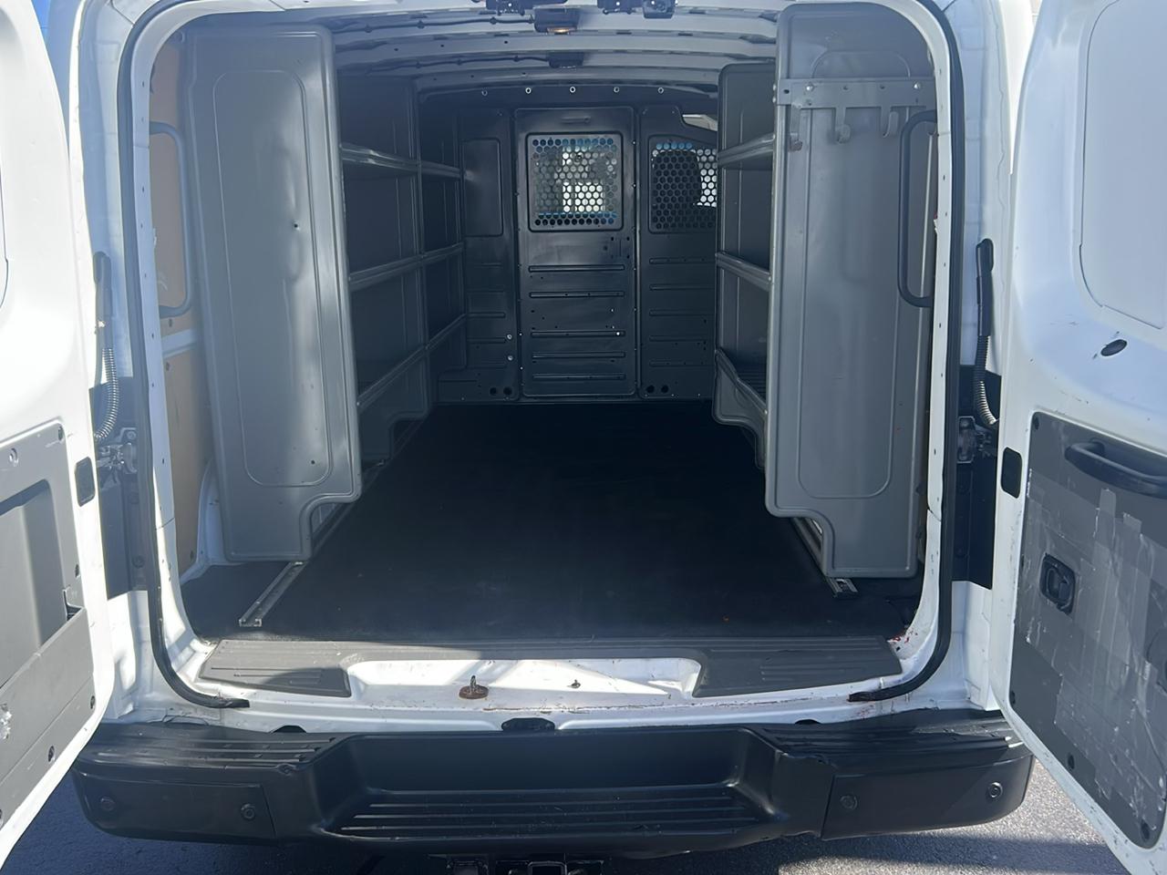 Nissan NV Cargo NV2500 HD Standard Roof V6 SV 2021