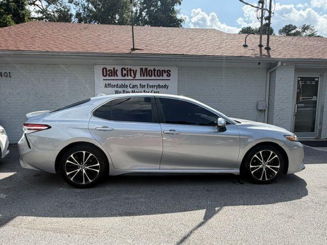 Toyota Camry SE Auto (Natl) 2020