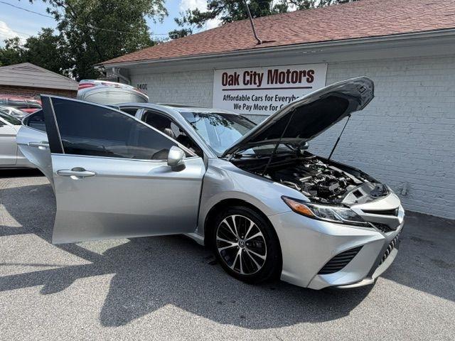 Toyota Camry SE Auto (Natl) 2020