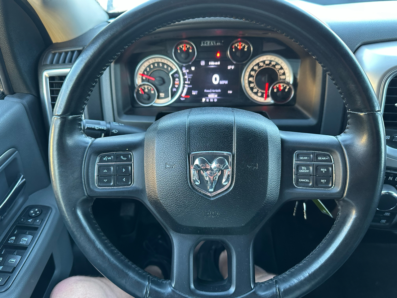 RAM 1500 Big Horn 4x4 Crew Cab 5'7" Box 2017 RAM 1500 Big Horn 4x4 Crew Cab 5'7" Box 2017