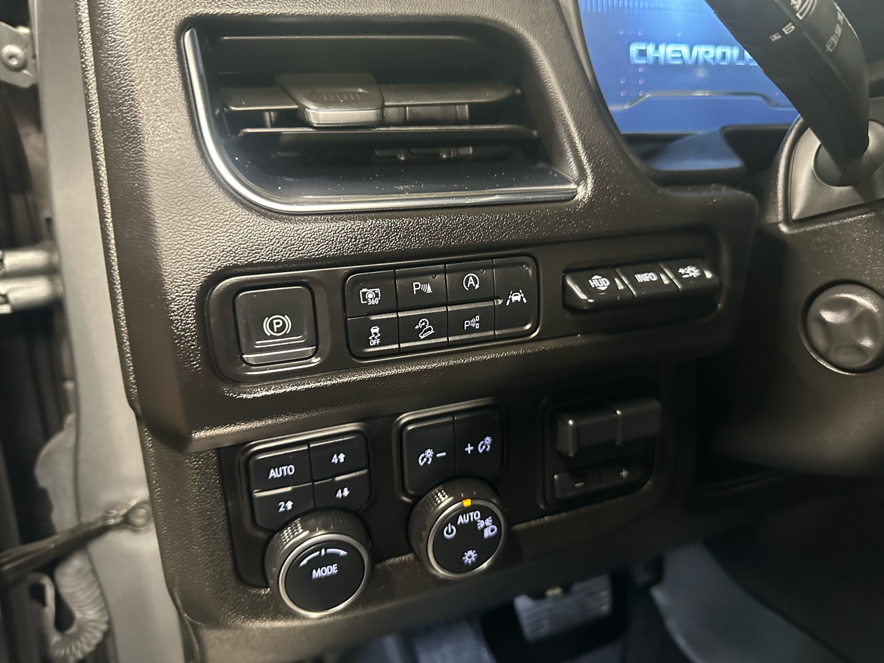 Chevrolet Suburban 4WD 4dr Premier 2023