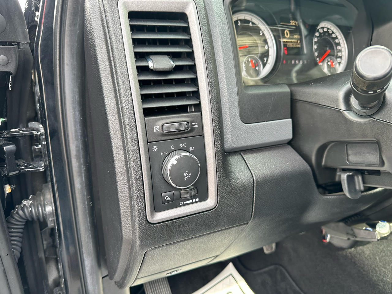 RAM 1500 4WD Quad Cab 140.5" Express 2014