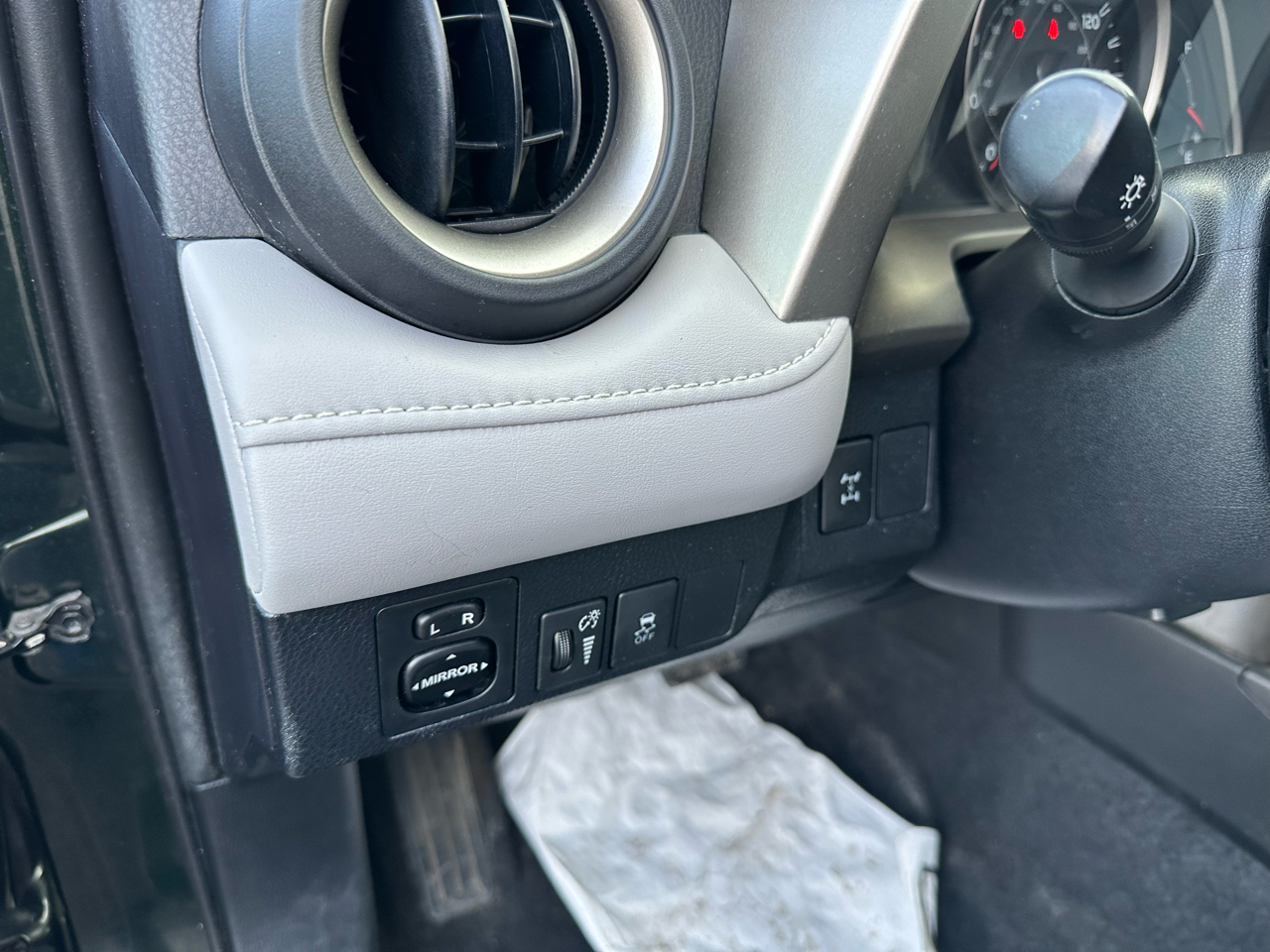 Toyota RAV4 AWD 4dr XLE (Natl) 2013