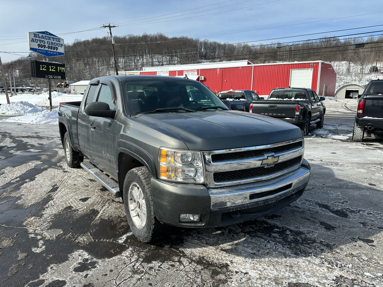 Chevrolet Silverado 1500 4WD Ext Cab 143.5" LT 2011