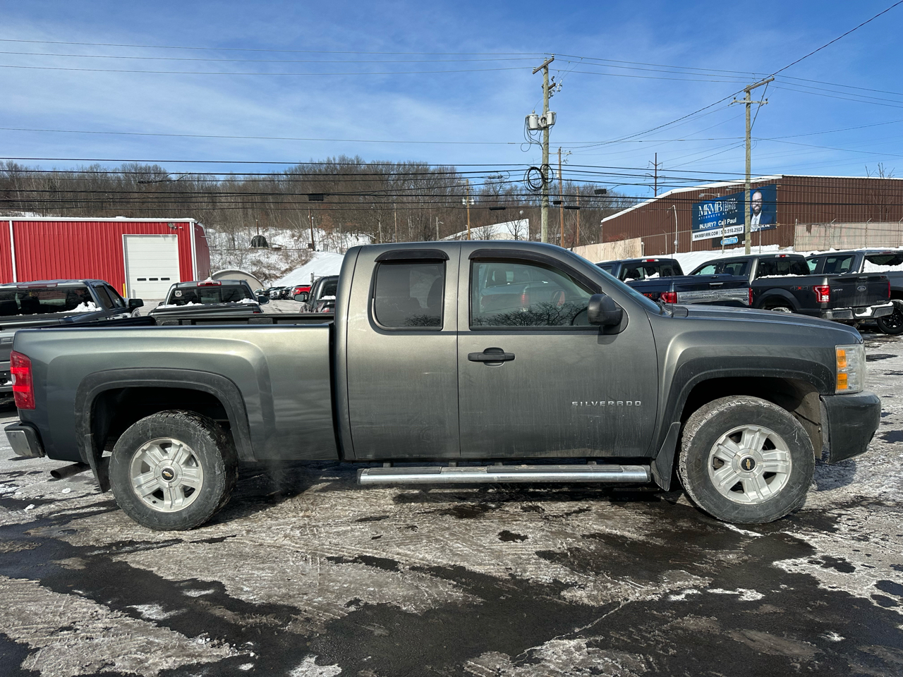 Chevrolet Silverado 1500 4WD Ext Cab 143.5" LT 2011