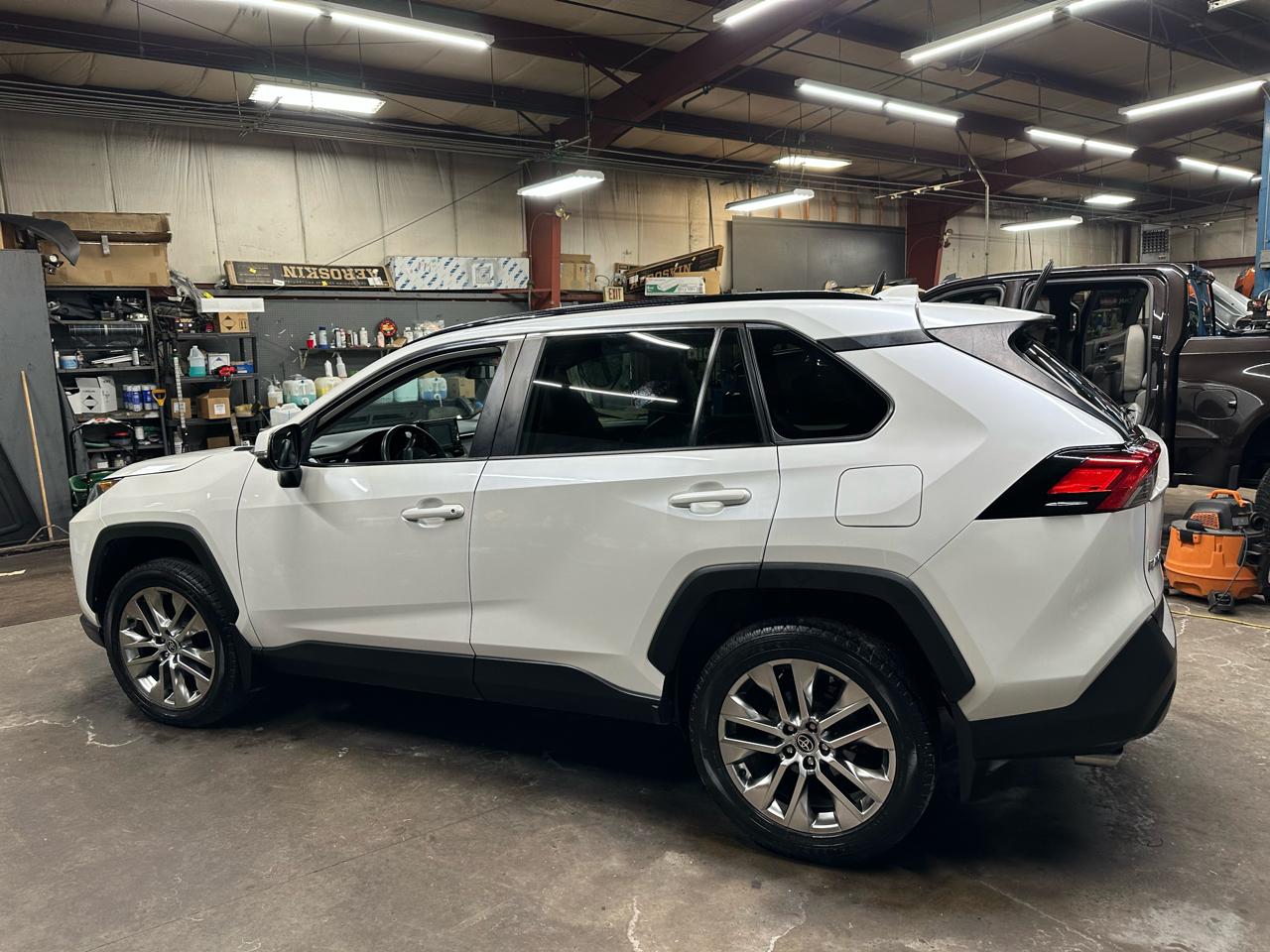 Toyota RAV4 XLE Premium AWD (Natl) 2021