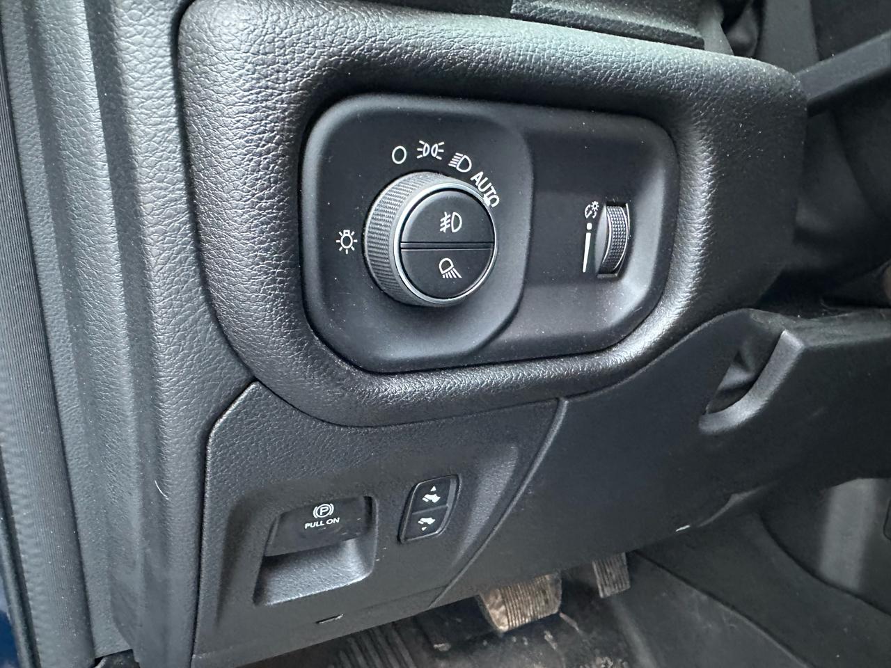 RAM 1500 Big Horn 4x4 Crew Cab 5'7" Box 2023