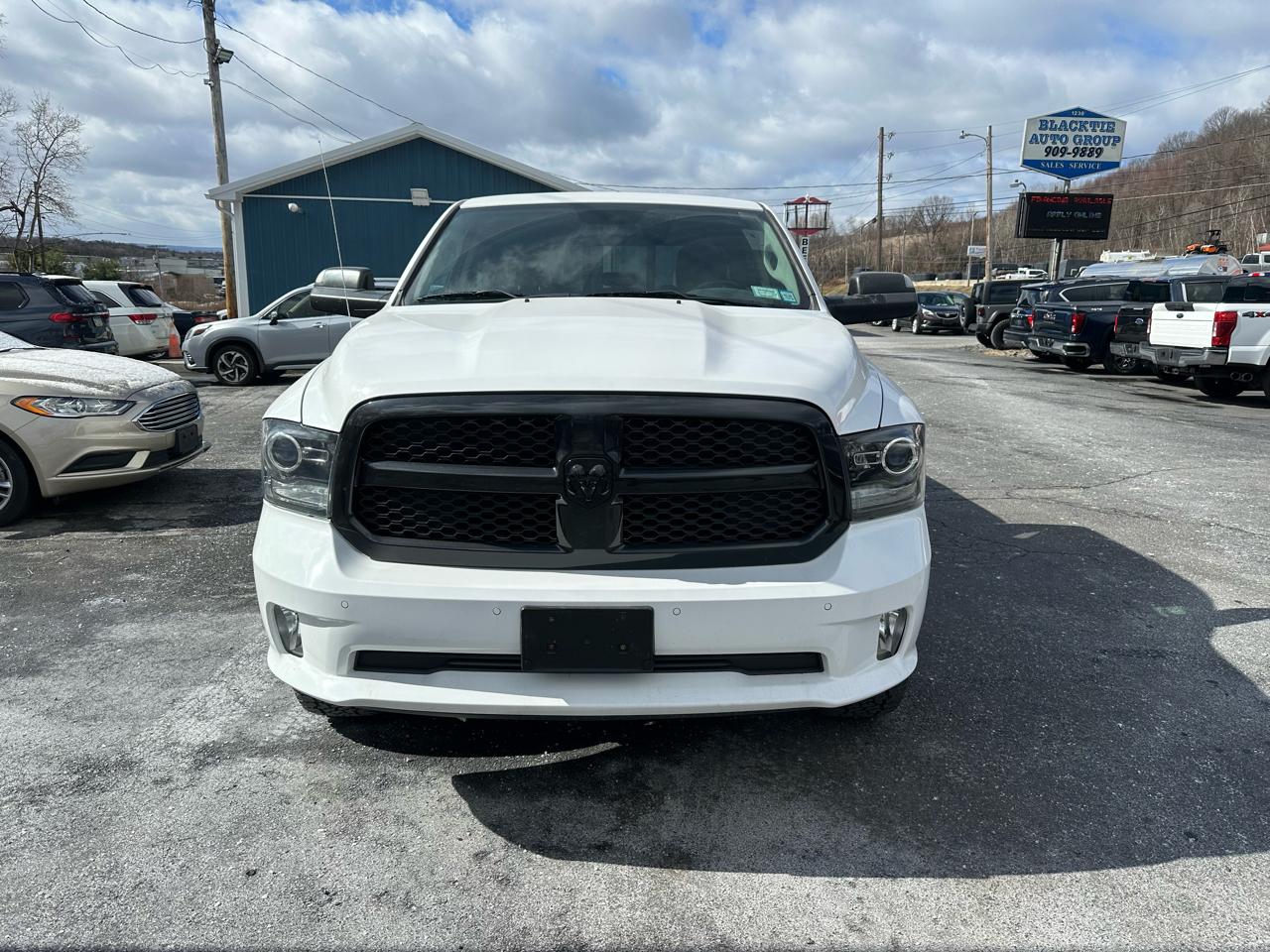 RAM 1500 4WD Quad Cab 140.5" Night 2018