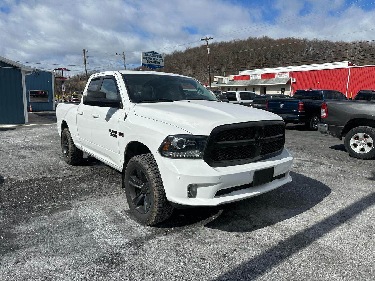 RAM 1500 4WD Quad Cab 140.5" Night 2018