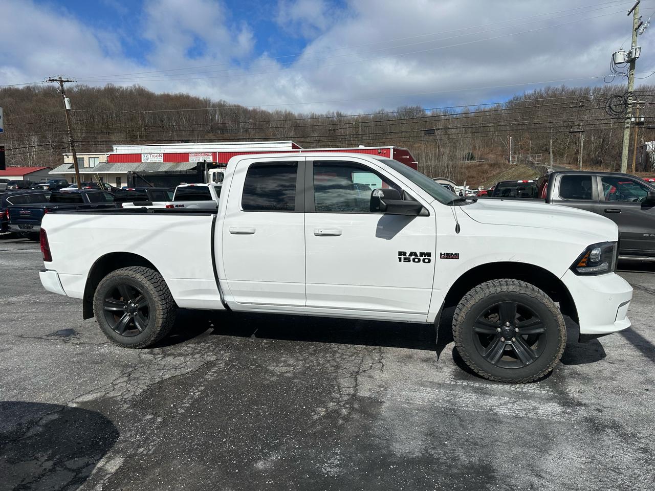 RAM 1500 4WD Quad Cab 140.5" Night 2018
