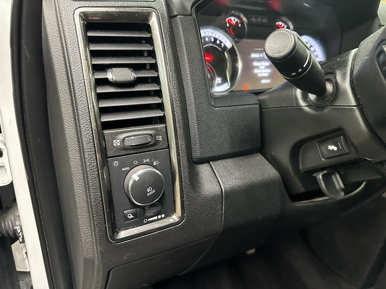 RAM 1500 4WD Quad Cab 140.5" Night 2018