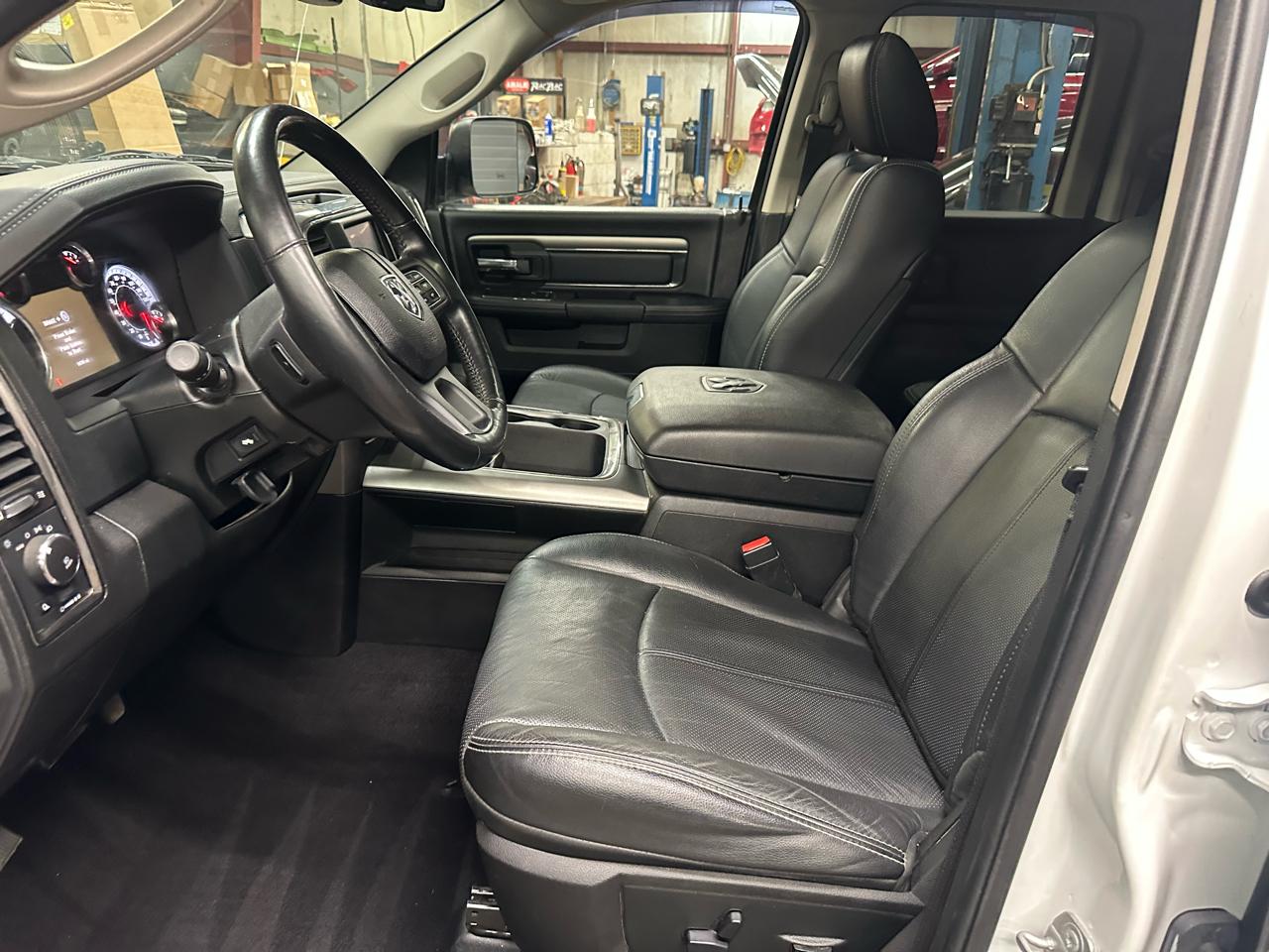 RAM 1500 4WD Quad Cab 140.5" Night 2018