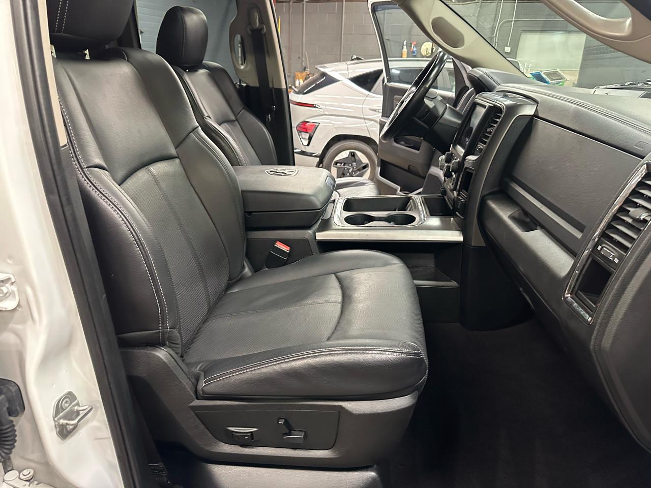 RAM 1500 4WD Quad Cab 140.5" Night 2018