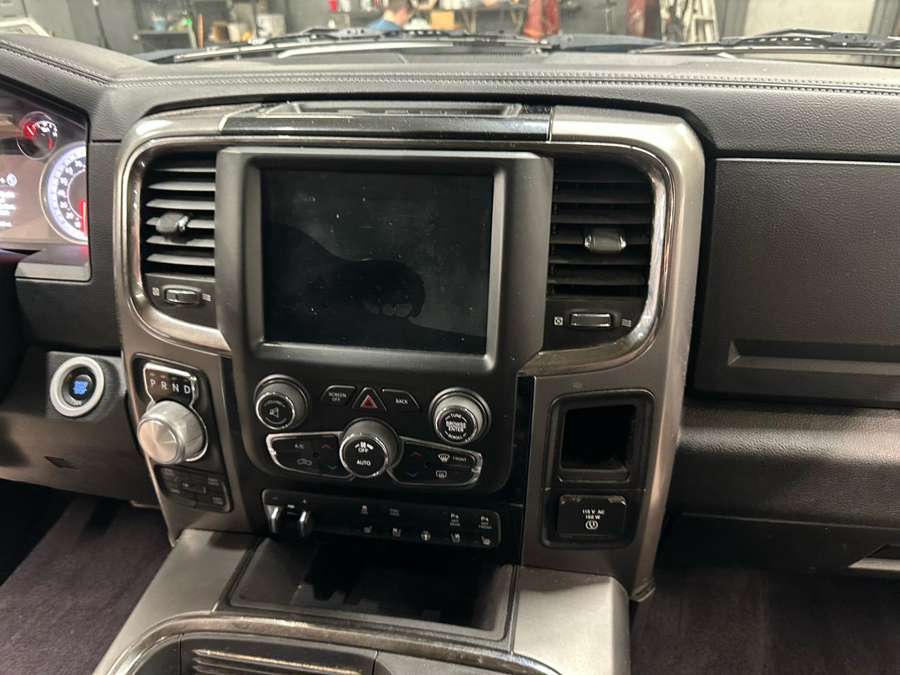 RAM 1500 4WD Quad Cab 140.5" Night 2018