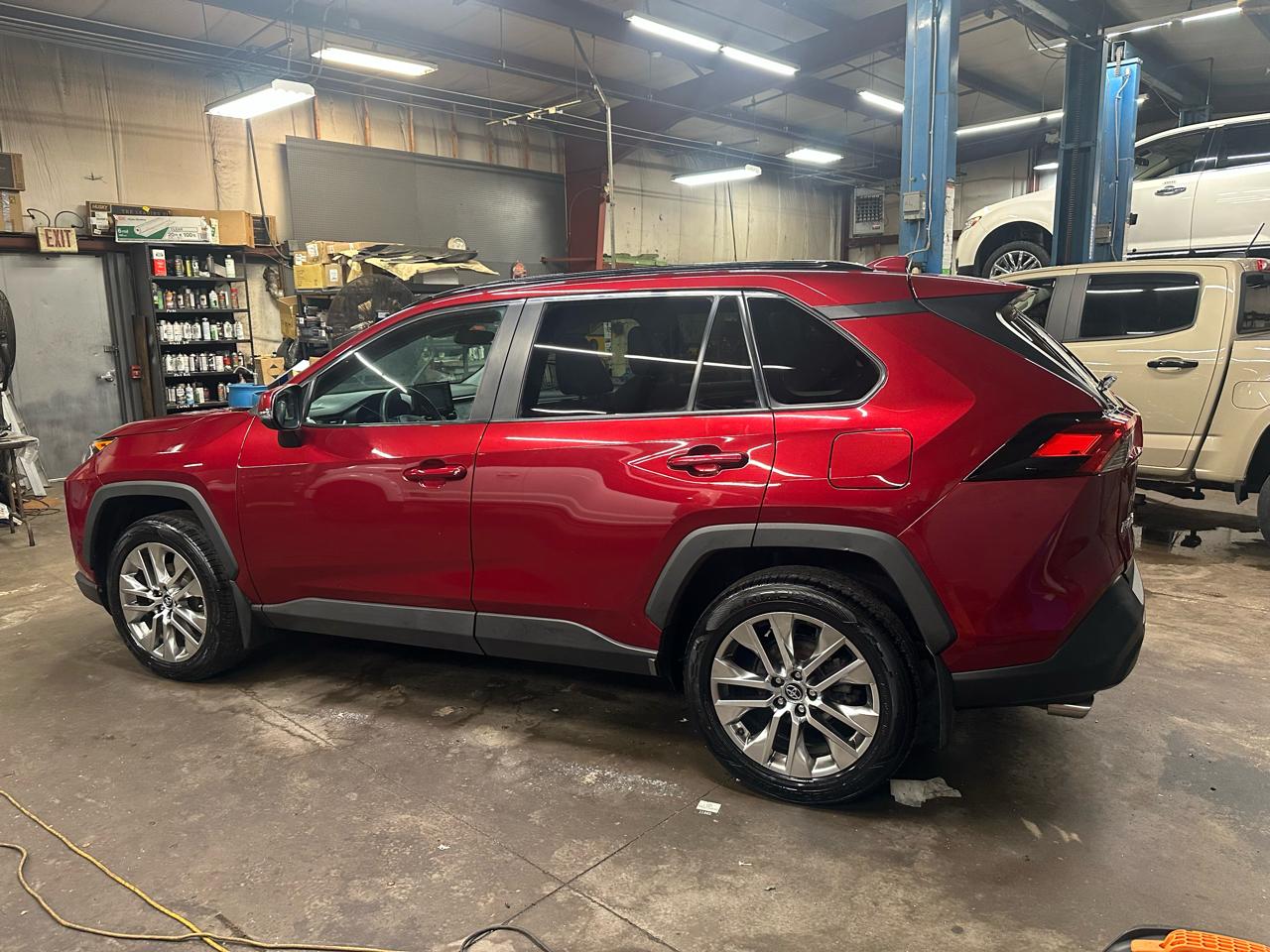 Toyota RAV4 XLE Premium AWD (Natl) 2020
