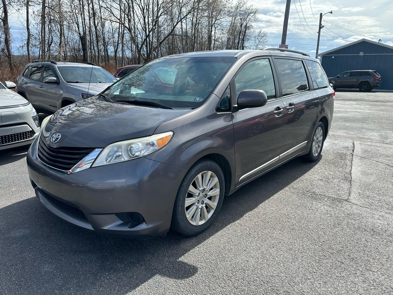Toyota Sienna 5dr 7-Pass Van V6 LE AWD (Natl) 2014