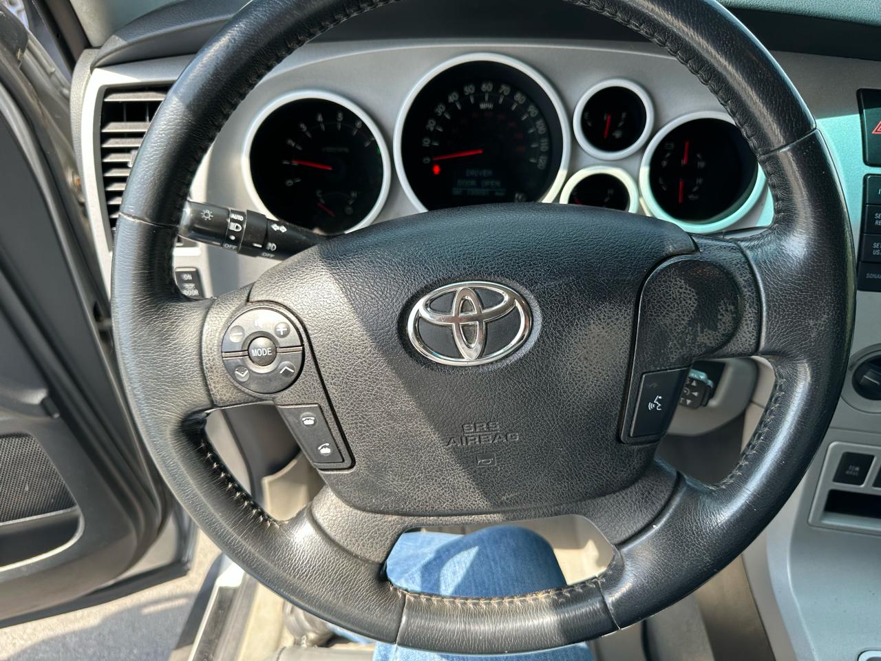 Toyota Tundra 4WD Truck Dbl 5.7L V8 6-Spd AT LTD (Natl) 2008