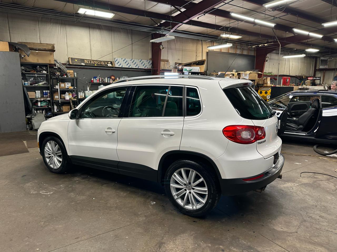 Volkswagen Tiguan 4WD 4dr S 4Motion 2011
