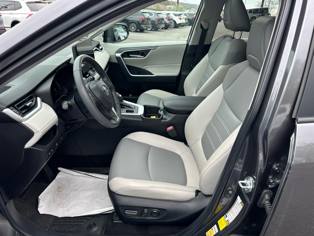 Toyota RAV4 XLE Premium AWD (Natl) 2023