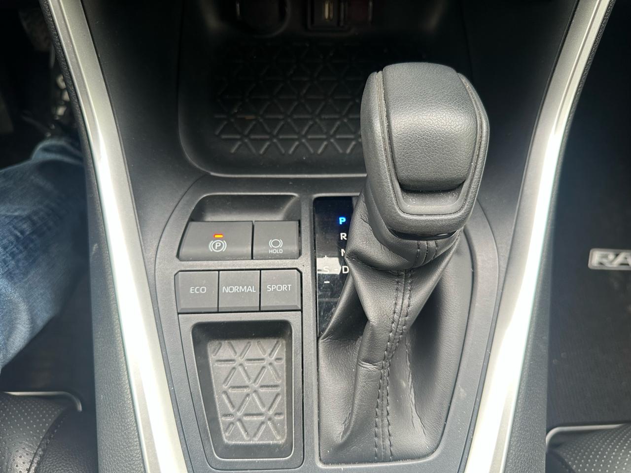 Toyota RAV4 LE FWD (Natl) 2020