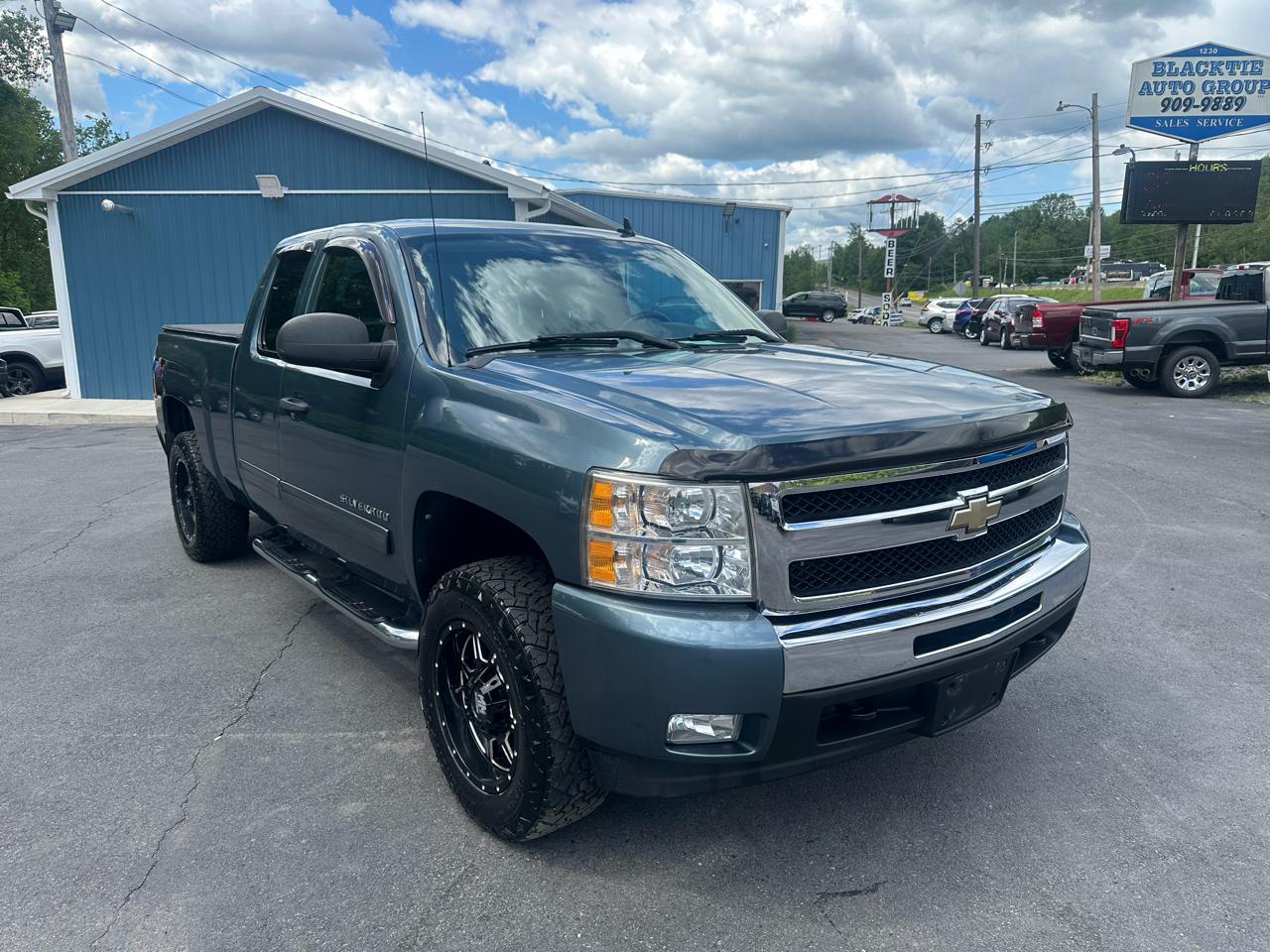 Chevrolet Silverado 1500 4WD Ext Cab 143.5" LT 2011