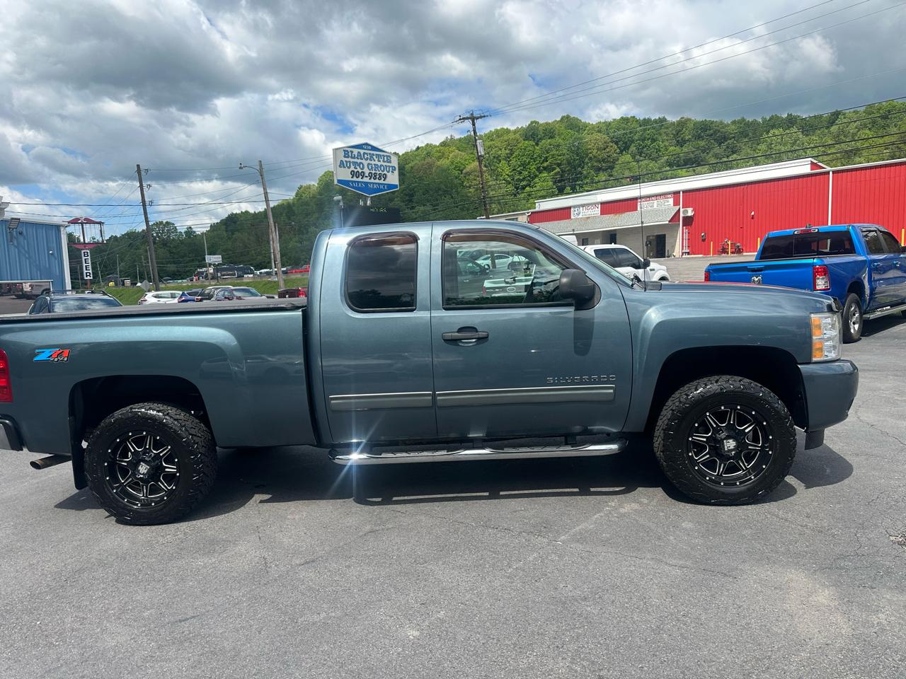 Chevrolet Silverado 1500 4WD Ext Cab 143.5" LT 2011