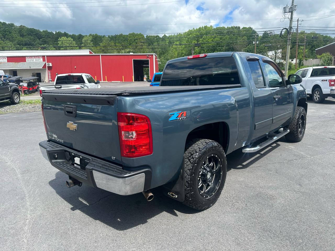 Chevrolet Silverado 1500 4WD Ext Cab 143.5" LT 2011
