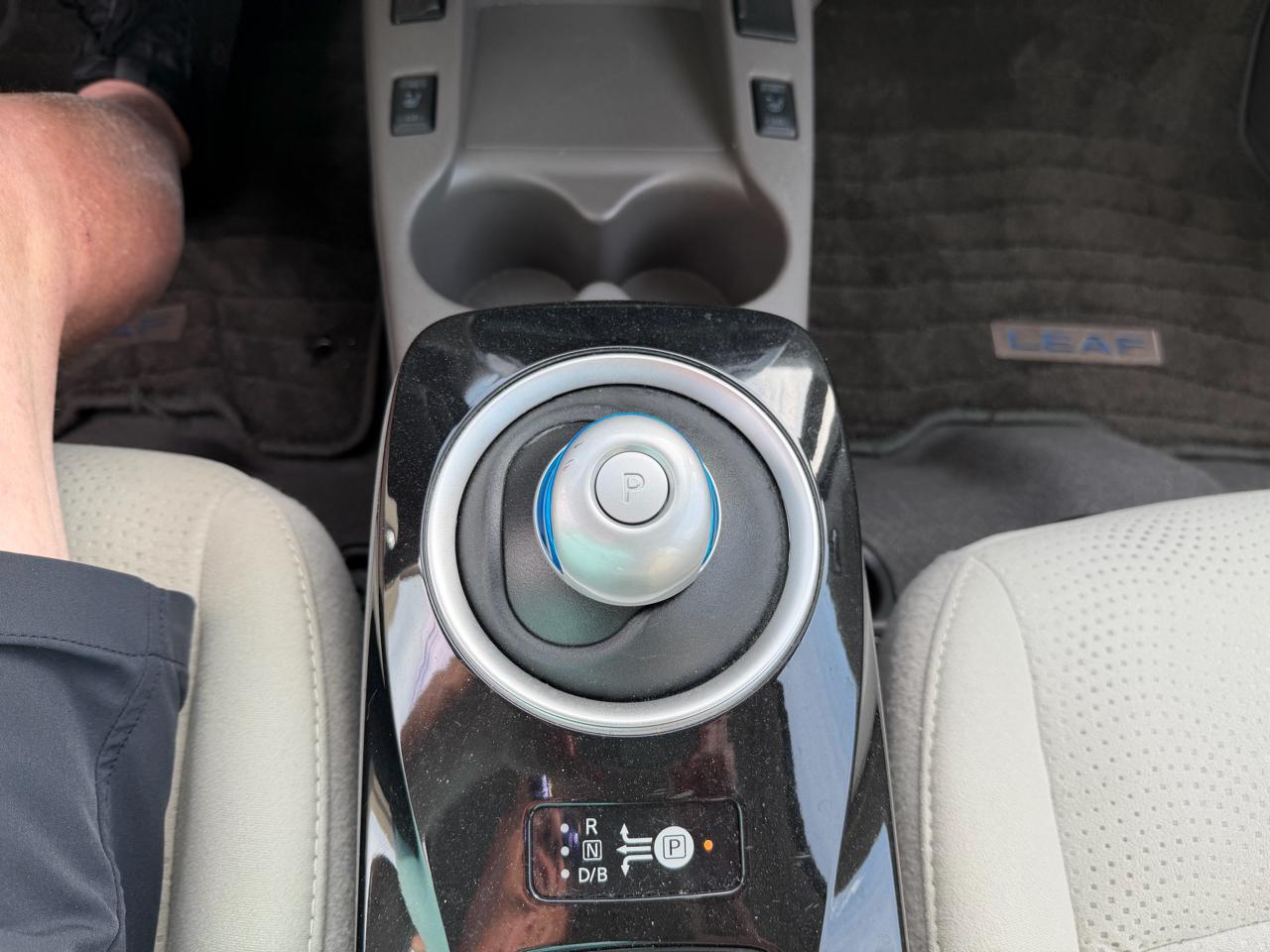 Nissan Leaf 4dr HB SV 2016