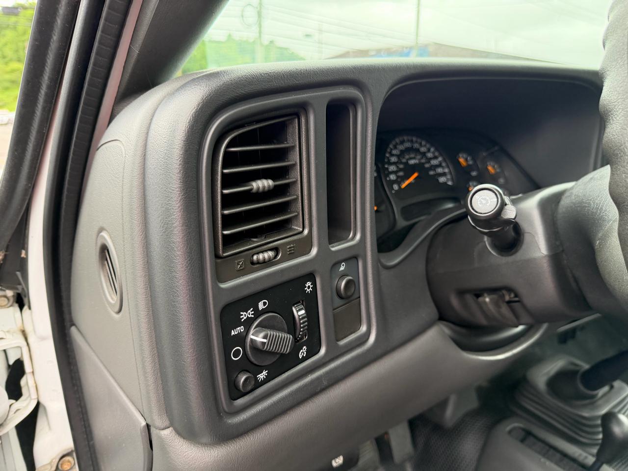 Chevrolet Silverado 2500HD 4WD Reg Cab 142" Work Truck 2005
