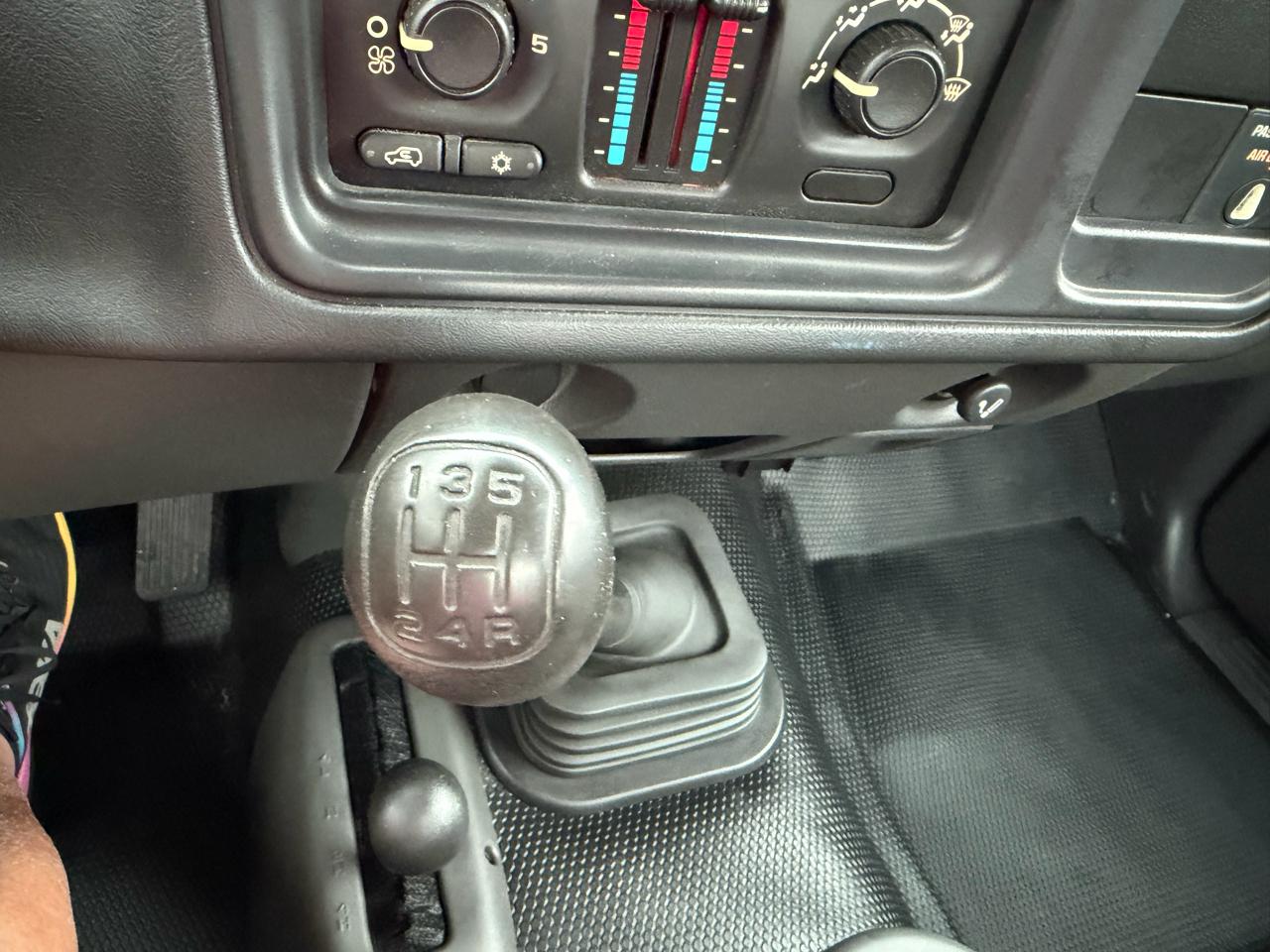 Chevrolet Silverado 2500HD 4WD Reg Cab 142" Work Truck 2005