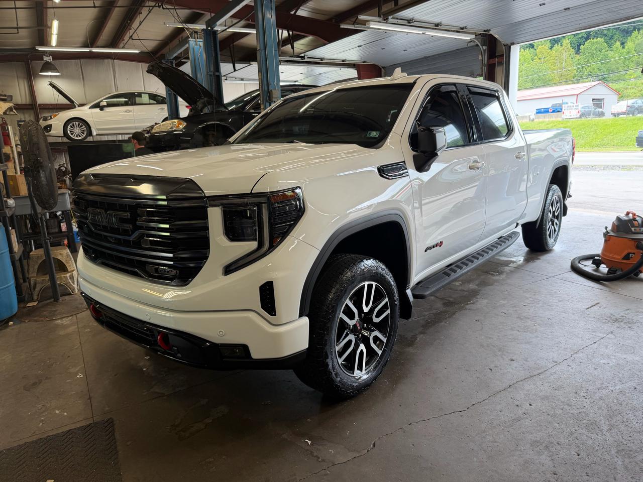 2024 GMC Sierra 1500 4WD Crew Cab 157" AT4