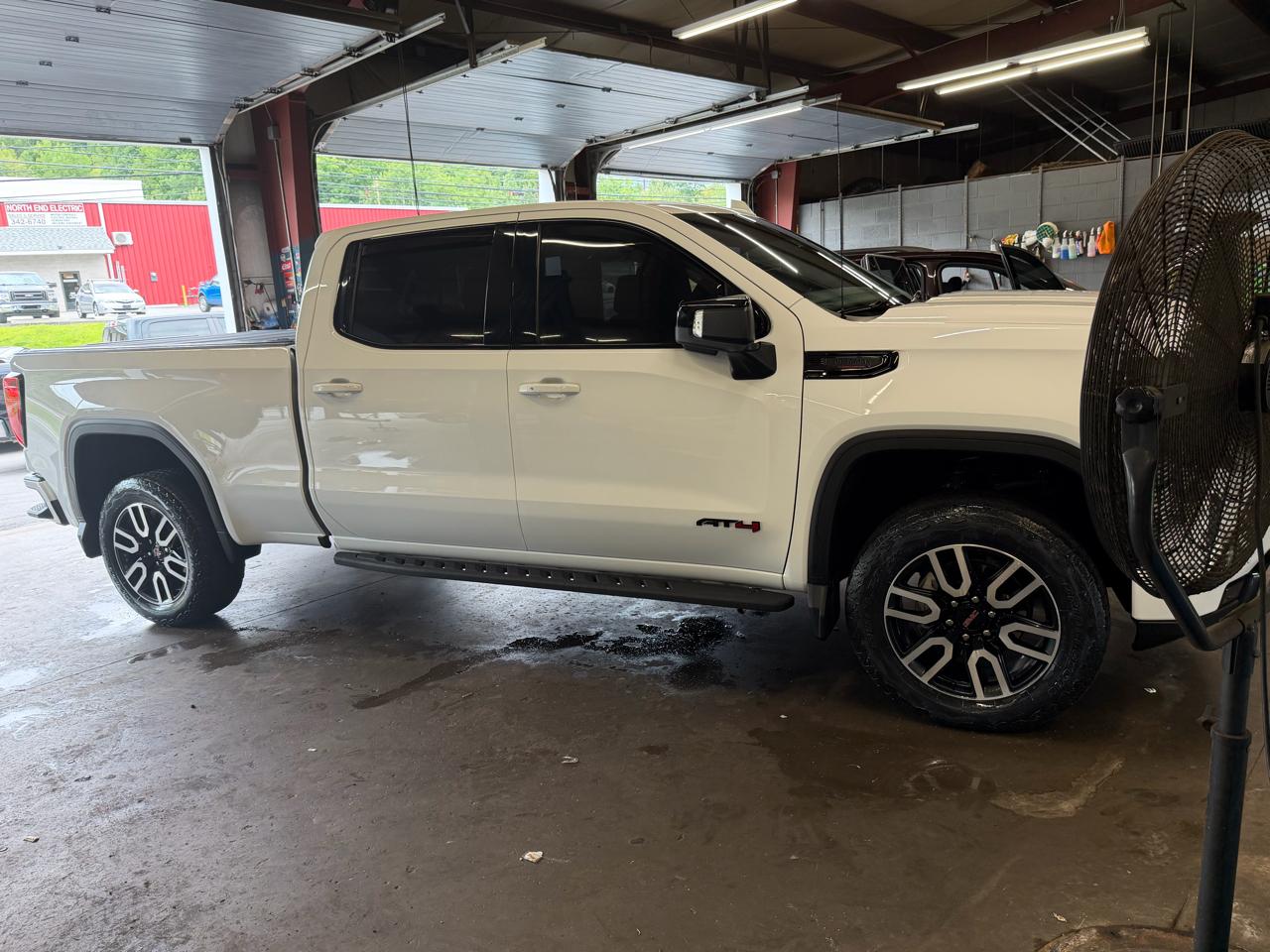 GMC Sierra 1500 4WD Crew Cab 157" AT4 2024