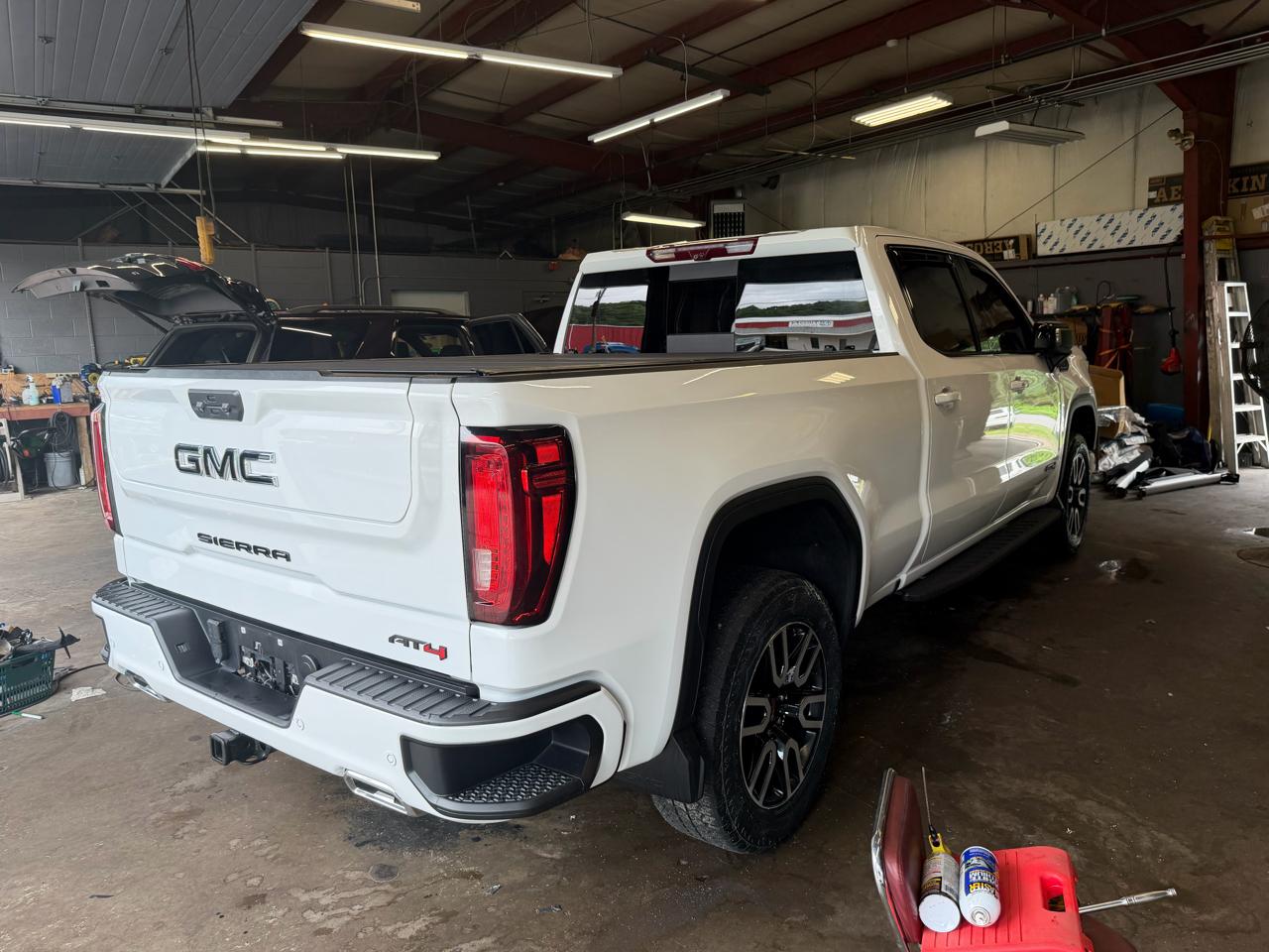 GMC Sierra 1500 4WD Crew Cab 157" AT4 2024