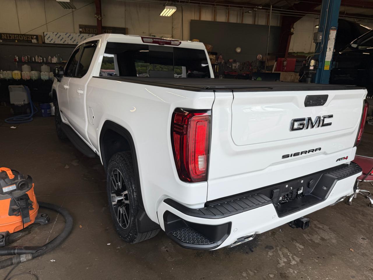 GMC Sierra 1500 4WD Crew Cab 157" AT4 2024