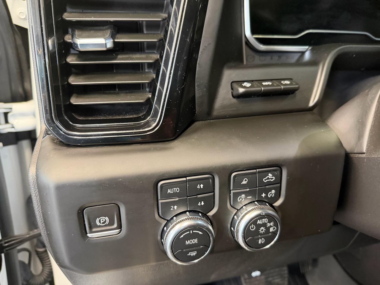 GMC Sierra 1500 4WD Crew Cab 157" AT4 2024