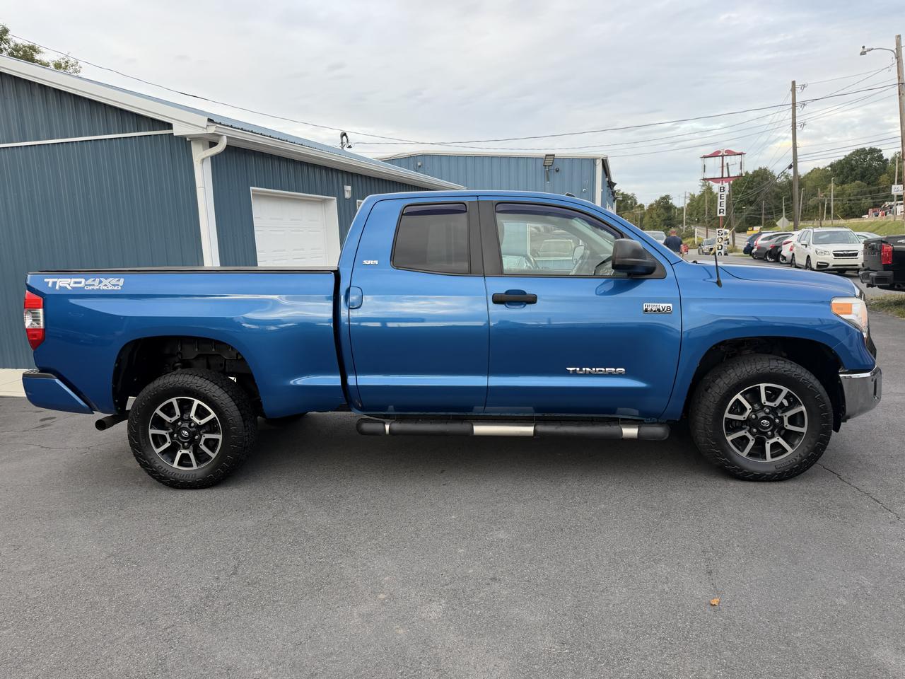 Toyota Tundra 4WD Truck Double Cab 5.7L FFV V8 6-Spd AT SR (Natl) 2016