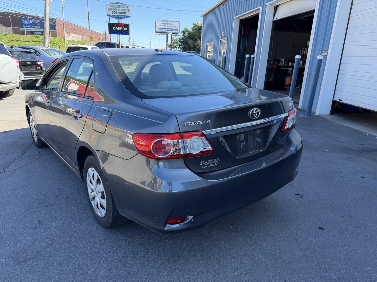 Toyota Corolla 4dr Sdn Auto LE (Natl) 2011