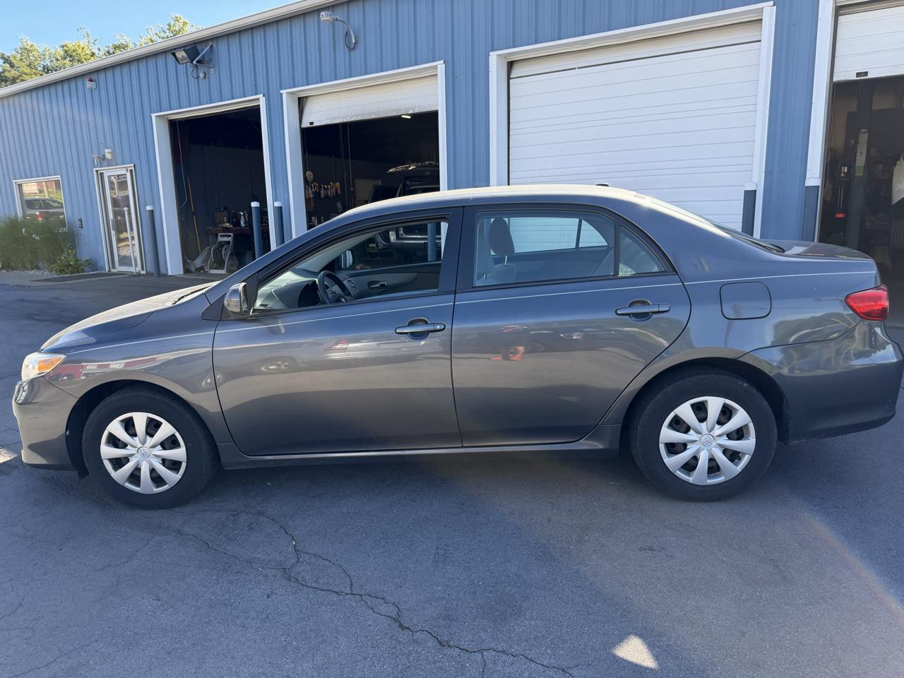Toyota Corolla 4dr Sdn Auto LE (Natl) 2011