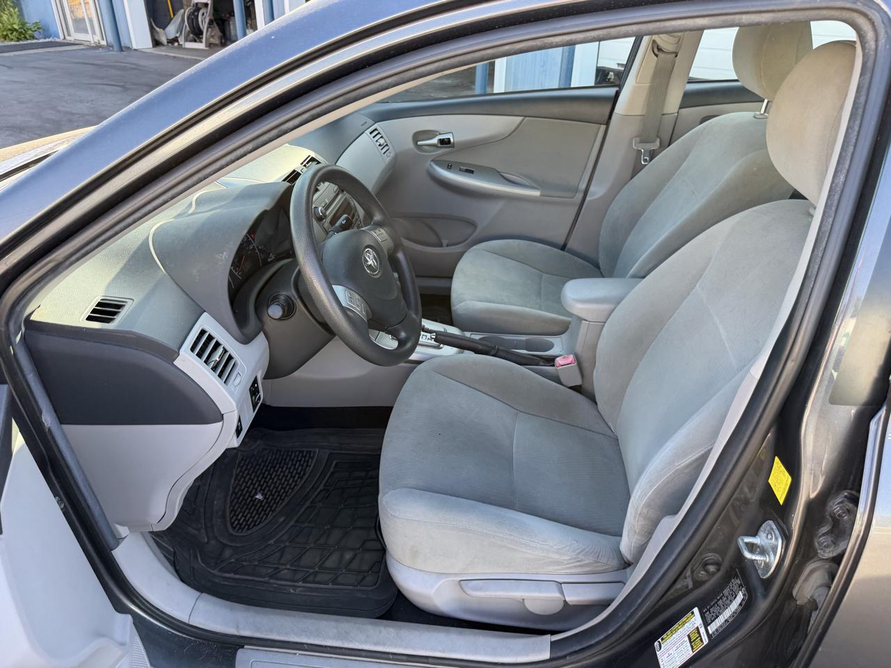 Toyota Corolla 4dr Sdn Auto LE (Natl) 2011