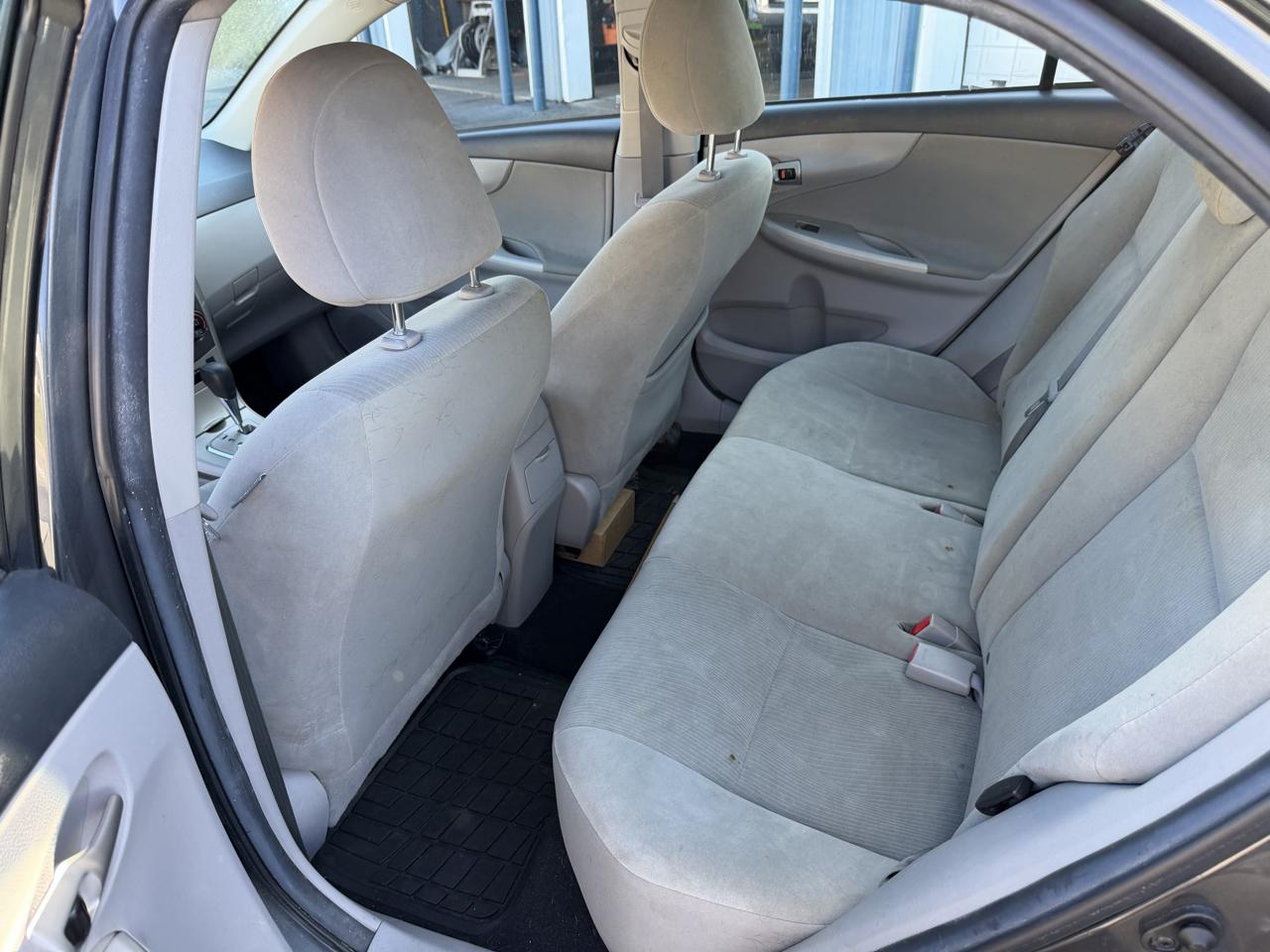 Toyota Corolla 4dr Sdn Auto LE (Natl) 2011