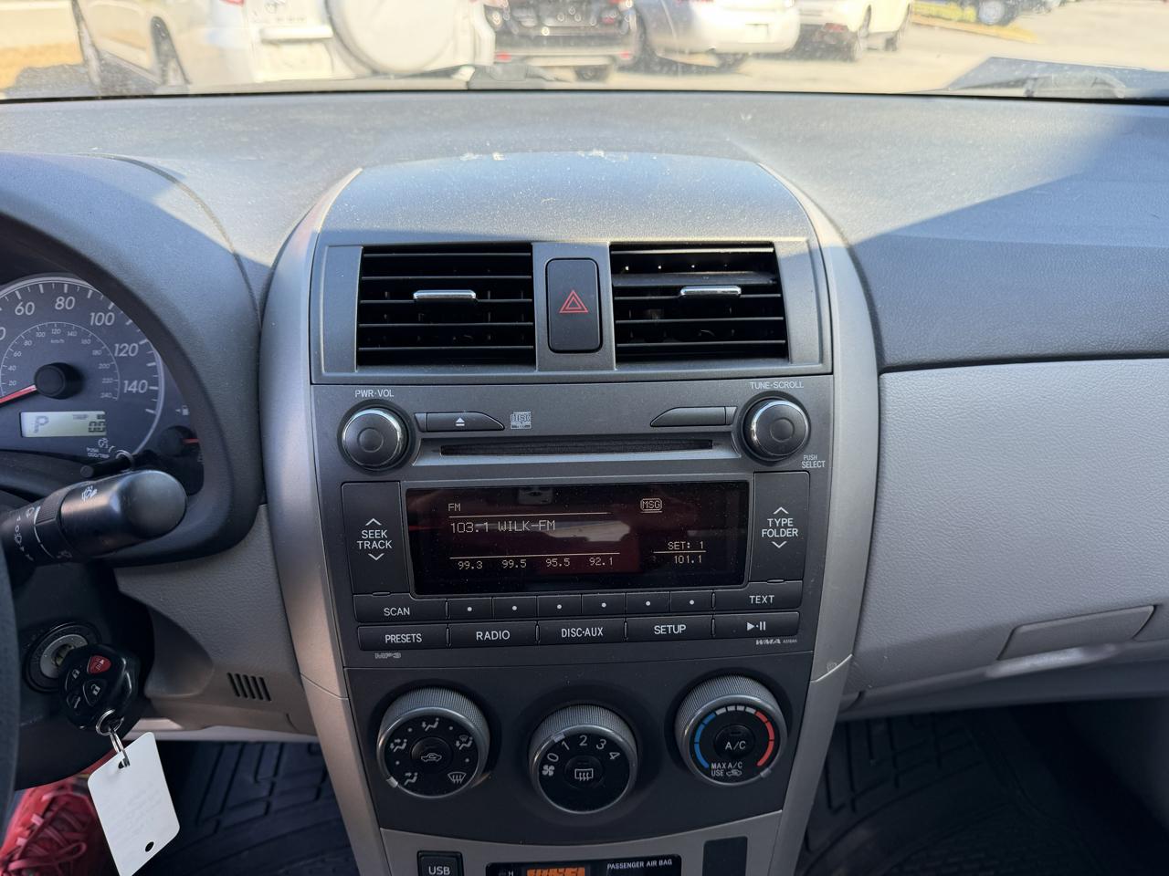 Toyota Corolla 4dr Sdn Auto LE (Natl) 2011