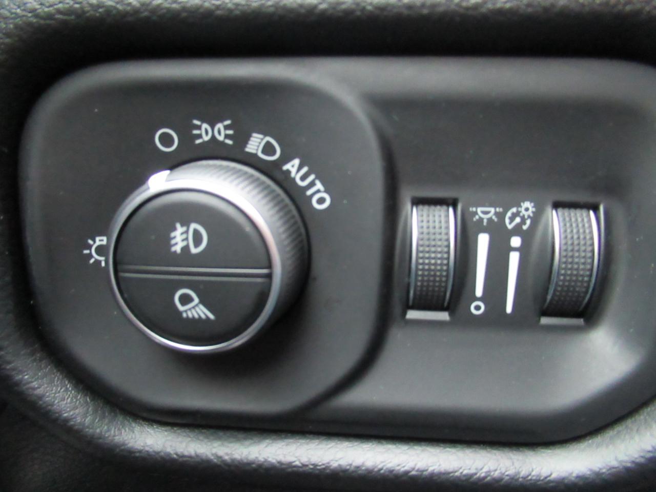 RAM 1500 Laramie Crew Cab SWB 4WD 2021